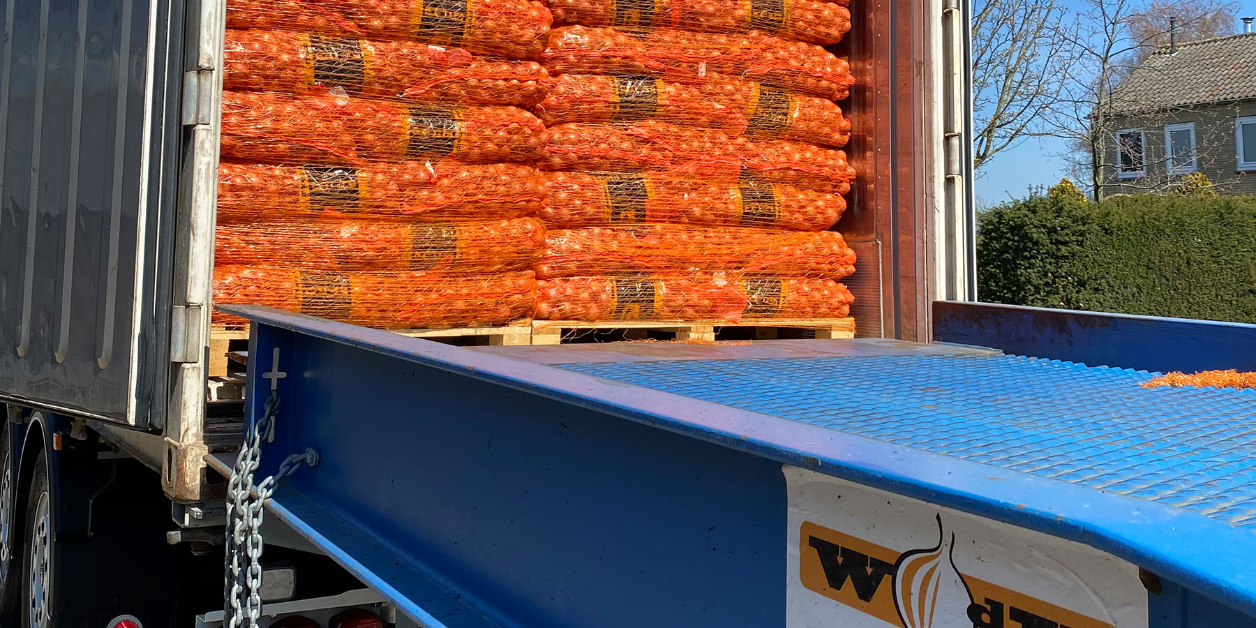 Trailer Jolie uien laden